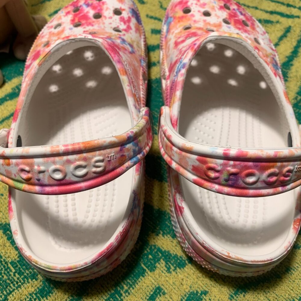 Women's Size 7.0 CROCS Slip On Shoes Color Burst Design Excellent Condition